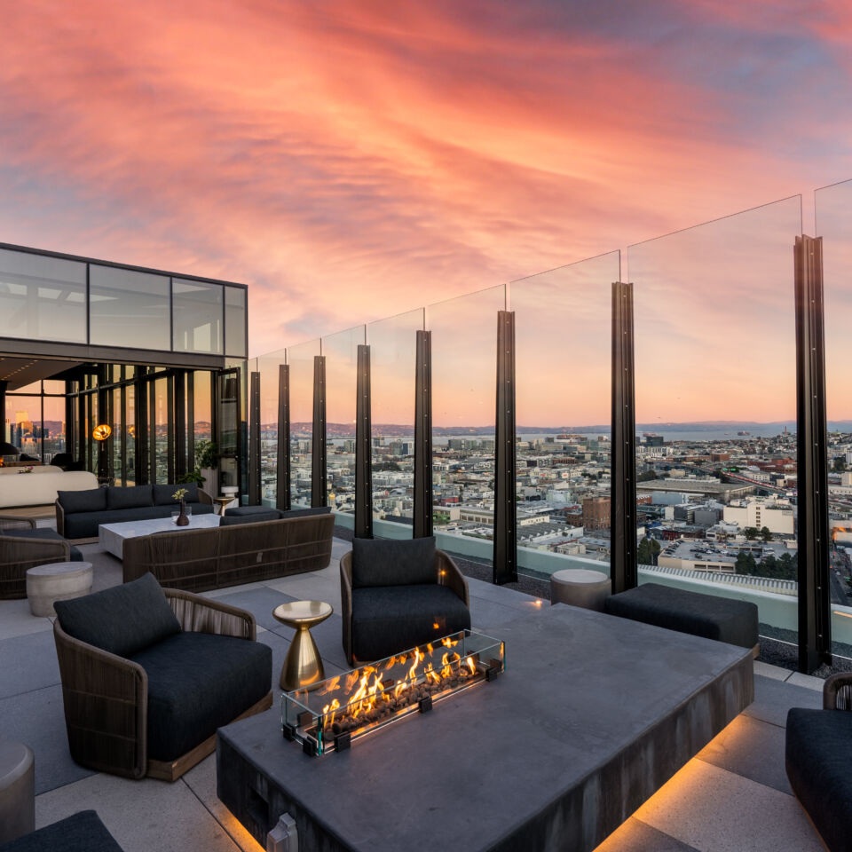 Luxury Apartments with Pool, Jacuzzi and Gym in San Francisco Chorus